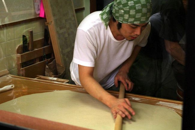 そば打ちを見せてくれます。