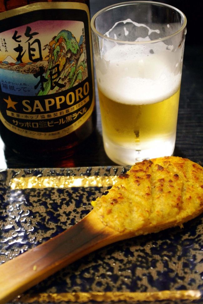 まずはビール！<br /><br />頼んだらなんと大好きなサッポロ！箱根バージョン！<br /><br /><br />お味噌のおやきみたいなのもうます！