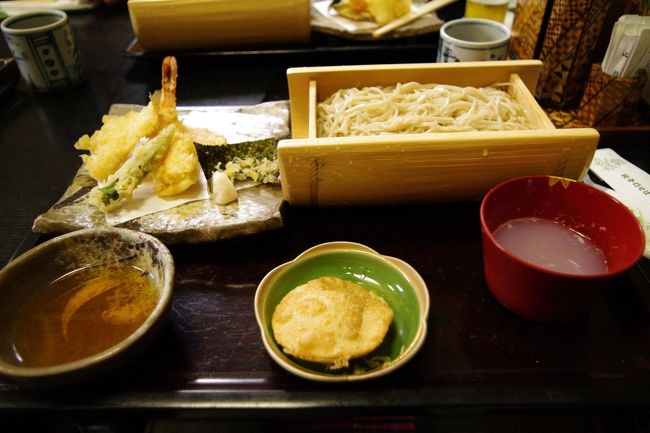 これがなんちゃら御膳^^;<br /><br />2300円<br /><br /><br />このなんともびみょーーーな金額！<br /><br />やっぱさ、、、せっかく来たからって頼んじゃう<br /><br />ぎりぎりアリの値段だよね...^^;<br /><br /><br />悪魔！！！