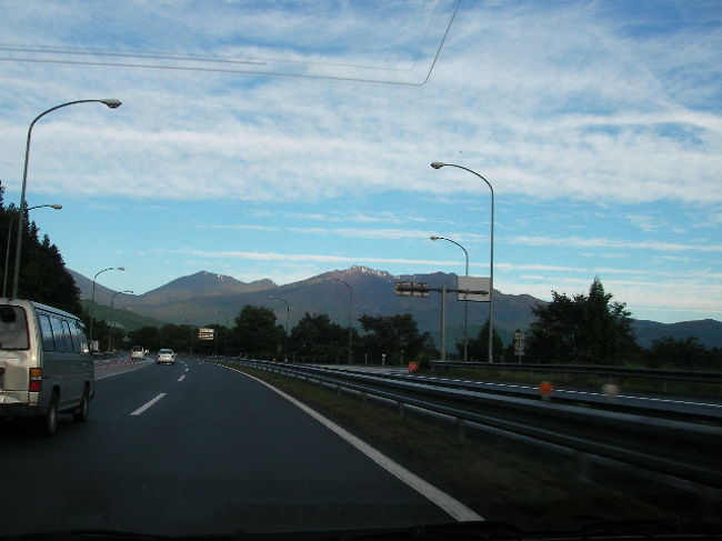 当然ながら紅葉時期の混雑を予想して自宅を５：３０頃出発！<br /><br />わが街・越谷からは東北道・浦和ＩＣへのアクセスも良いので（２０分位です）これに乗れば通常２時間半程度で日光へは着きます♪<br /><br />この日は運良く今のところ全て順調(^O^)<br /><br />もう既に日光・宇都宮有料道路に入ってます。<br /><br />