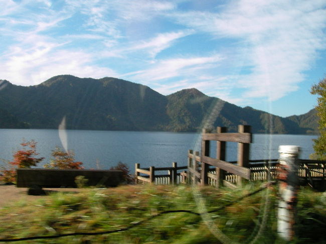 出足が良かった為か、紅葉時期には恐怖の大渋滞で報道までされちゃう「いろは坂」も順調で通過！<br /><br />これはかなりラッキーです♪<br /><br />中禅寺湖を眺めながら更に上り今回の目的地へ！！
