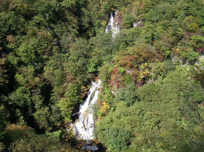 山道を歩き霧降の滝を望みます。