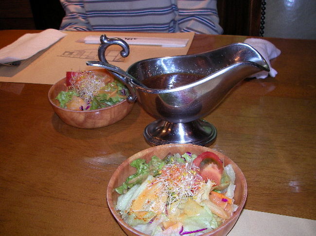 ステーキハウスなので本来そのお肉を頂きたいところですが、ランチと言う事で予算の関係もあり「ハンバーグ」です！<br /><br />が、それでも￥２，０００前後とイイお値段！！