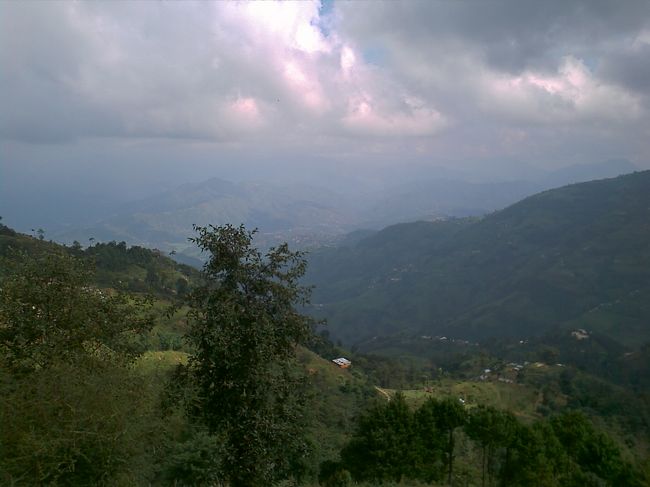 またまたバスで約１時間半かけてナガルコットに到着。 <br />この町は、ヒマラヤの展望台と呼ばれているが、やはり曇りにて山は見えない。 <br />