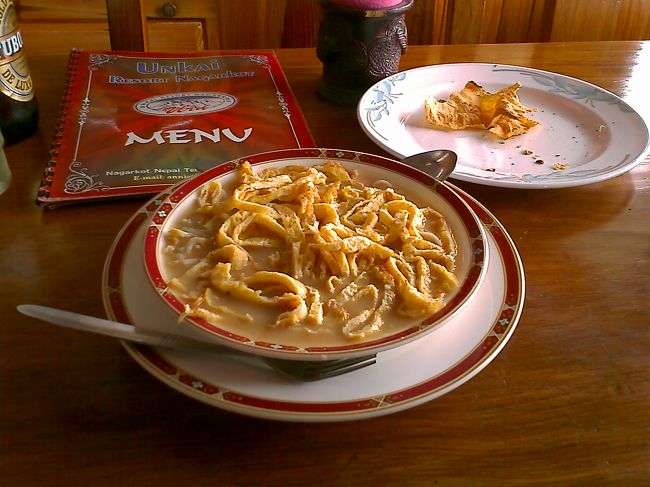 明日に希望をたくしつつ、スノーマンというロッジにチェックインし、晩ご飯は雲海リゾートのレストランにて、トュクパという麺とツボルグビールを食す。 <br />