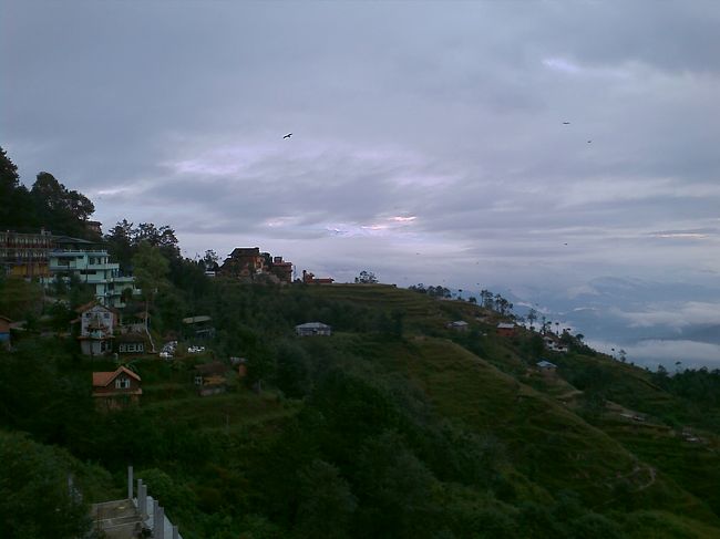 雲のすき間からちょこっと山が見えるではないか！ <br />時間にしてほんの数分ぐらいだったが、山が見れて感動だった。ああ、これが一面ならば。。。 <br />