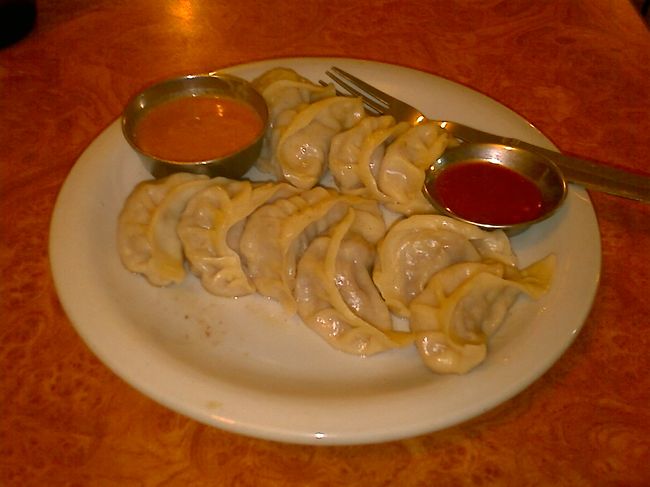 その後、霧が出てきたため、予定していたトレッキングを取りやめ、バスでカトマンズに向かう。 <br />一旦ホテルに戻り、明日からアンナプルナ連峰を攻めようとポカラ行の飛行機のチケットを予約。 <br />そして夕食は、ギリンチェというお店にて、水牛肉のモモ（餃子みたいなもの）、チキンタントゥク（野菜たっぷりのひらべったい麺）にビール。水牛の肉はちょっと固かった。 <br />