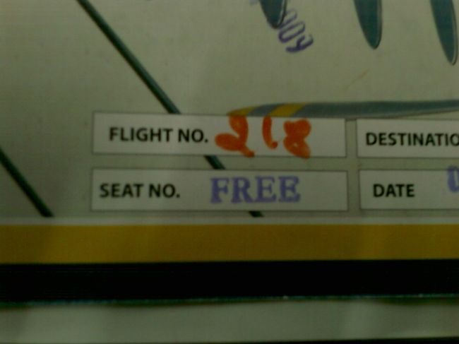 １０月７日 <br />今日は飛行機でポカラへ <br />窓側の席を狙い、ちょっと早めに空港に行き、一番にチェックインするも、ボーディングパスには座席ＦＲＥＥの文字が。。。 <br />