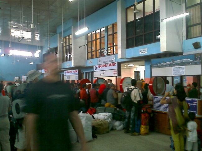 気を取り直して、搭乗を待ってるとちょっと遅れるとのこと。まあ、遅れは普通だよねと思っていると、またまた延期が、よくよく見ると朝からポカラ行きは一便も飛んでいない。 <br />待ち始めてから約３時間、これはだめだと、ポカラをあきらめキャンセル手続き <br />を試みる。係員はあと１時間待ってみたらとのことだったが、予定を変更するからと手続きを続行する。結局この日は悪天候のためキャンセルが決定したらしい。 <br />ホテルに戻ってチケットの払い戻し手続きをしつつ、予定の練り直しをする。 <br />