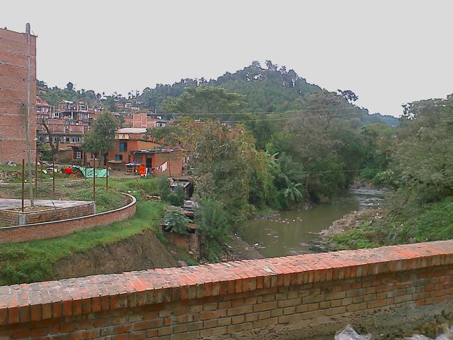 １０月７日の２ <br />色々検討した結果、パナウティという町に行ってみることにする。 <br />理由はガイドブックに乗っていた写真の寺院を直に見てみたかったから（笑） <br />バスに乗るためバスパークまでタクシーで行って、チケットを買おうとしたら、バスパークが違うとのこと、再度タクシーに乗り別のバスパークへ。 <br />タクシーの運転手の、パナウティまで行こうかというお誘いを丁重にお断りし、バスに乗り換え約２時間でパナウティに着く。 <br />