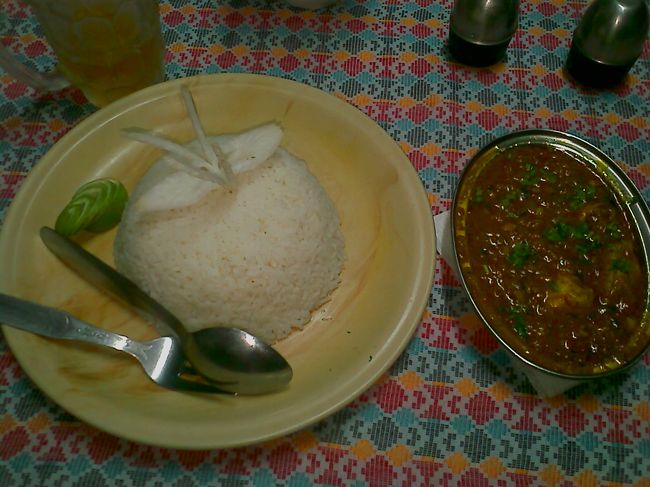 この日はホテルで夕食（チキンカレーとビール） <br />ちなみにこの日宿泊していたのは私一人だった。 <br />併設レストランも私の貸切だった（笑 <br />明日はデュりケルに行ってみようと思いつつ就寝。 <br />