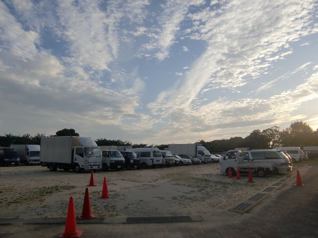 日が落ちるまで、町をお散歩です。<br />ここは駐車場になっている小学校。