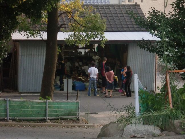 こんな光景も見えました。<br />地元の子供たちが集まっているみたい。<br /><br />名古屋でこんな光景は見れるのだろうか。なんかあったかいよね。