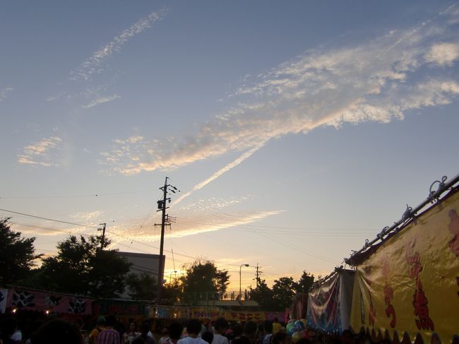 夕焼け空が、祭りを彩ります。