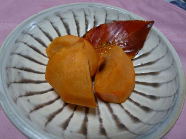 地味なお皿ですが料理がはえるお皿だと思います。<br />日田の物産館で買った杷木の柿。<br />甘くておいしい柿です。<br />ちなみにこのお皿１枚９５０円。<br />お手ごろな価格でしょ。<br />でもお店の人がやさしくて８００円にまけてくれたのでめっちゃ嬉しかったわ。