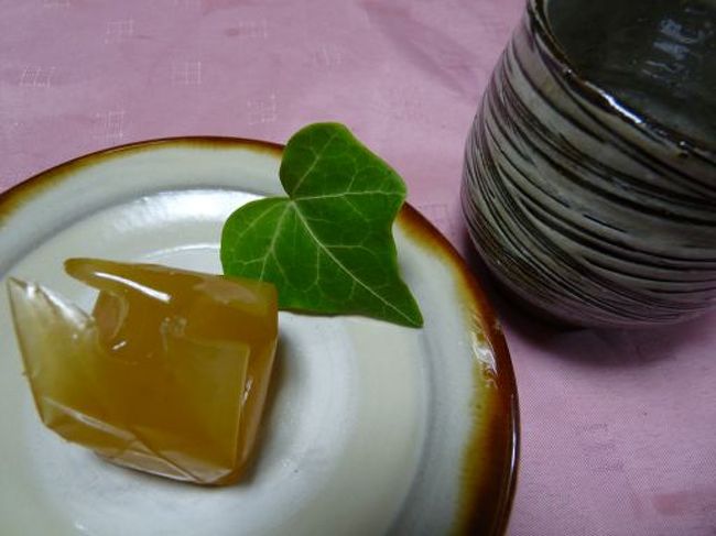 湯のみと小皿。<br />これは黒木窯元で飼いました。<br />お皿は５００円。<br />湯のみは難物でななななななんと！１００円でした。<br />ちゃんと名も入ってるのにね。<br />普段使いなら難物でも問題無しよね。