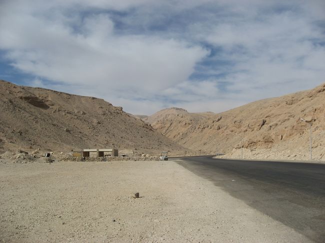 王家の谷の入り口手前。周りは岩山ばかりでまったく緑がありません。<br />