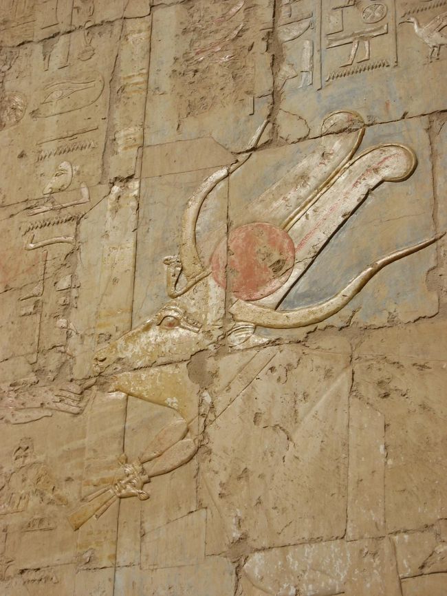 レリーフ。<br />首からかかっている変な顔した人形見たいのが気になります。お守りか何かでしょうか？