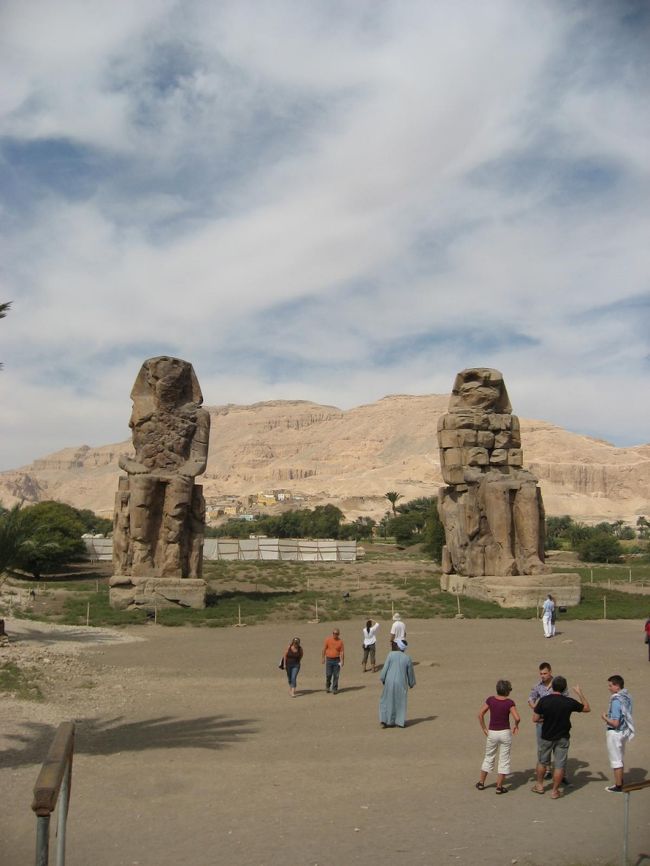 メムノンの巨像。<br />これといって特に何もありません。昔は風に吹かれると不思議な音がしたそうな・・・。