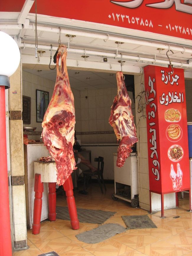 肉屋。<br />この豪快な吊るし方が素敵です。