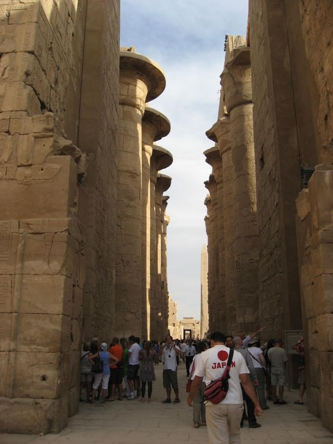 カルナック神殿の大列柱群。<br />柱の大きさと数に圧倒されます。ここでは柱に刻まれた特大サイズのカルトゥーシュのレリーフが見られます。<br />ちなみにＪＡＰＡＮと書かれたＴシャツを着た人はガイドさんです。