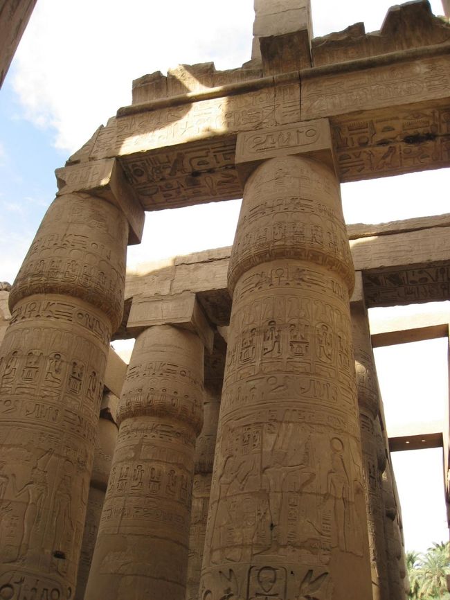 一部天井が残っており、まだレリーフの色も残ってます。