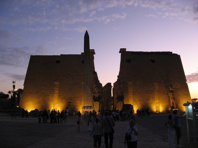 ライトアップされたルクソール神殿。<br />本当は夕暮れどきに夕日に染まるナイル河を見たかったのですが行けませんでした。すぐ目の前はナイル河なのに・・・。ツアーだとこのような融通が利かないのが少々つらい。