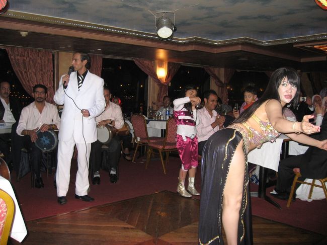 後ろにいる全身白いスーツのおじさんが歌い、それに合わせてダンスを踊ってます。とにかく腰の動きがすごい！！