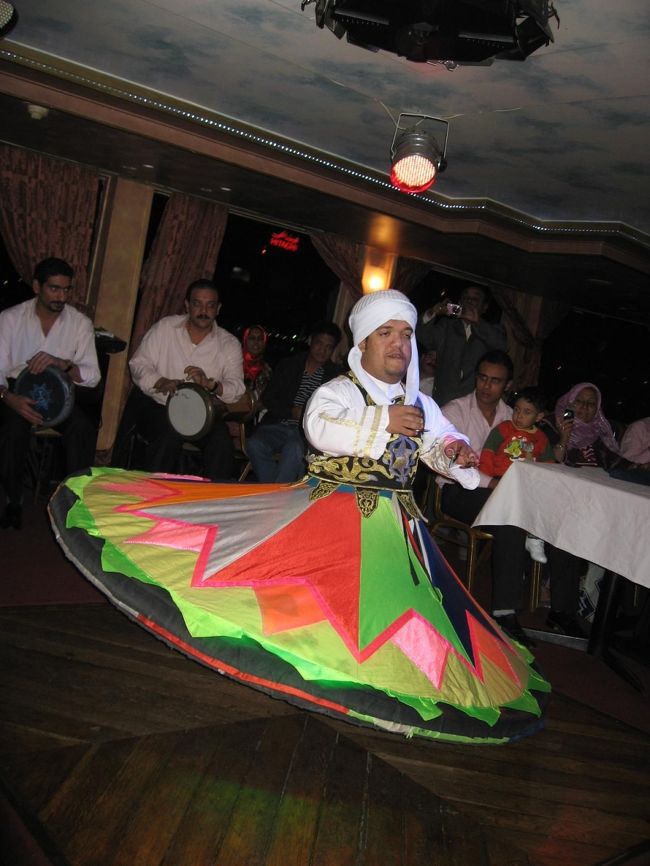 一緒にやったタンヌーラというダンスのショー。くるくるくるくるまわります。次の写真と彼はコンビでダンスを踊ります。