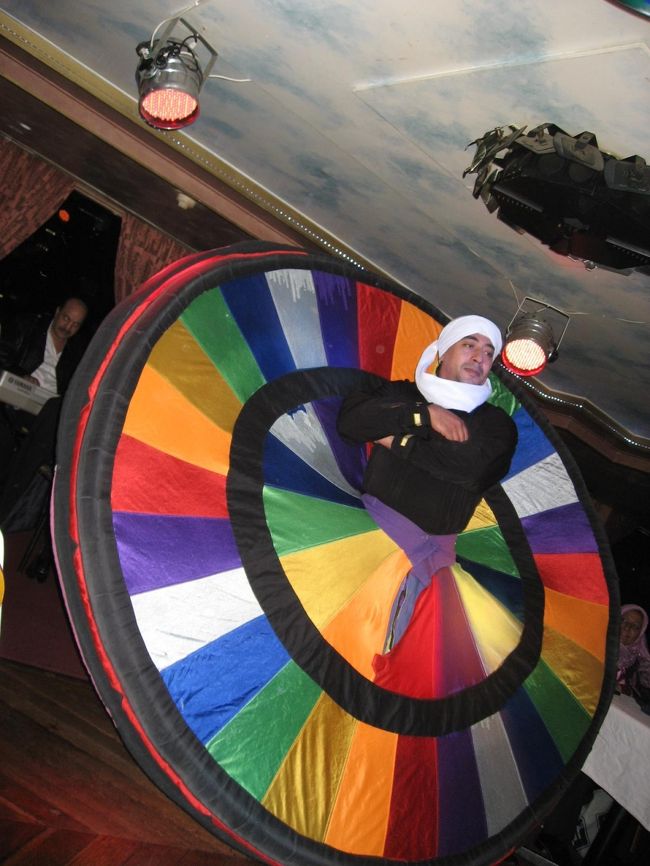 まわりながら水を注いで飲んだり、物を投げたりといろいろやります。ベリーダンスが目的で行ったのですが、こちらもかなり面白かったです。