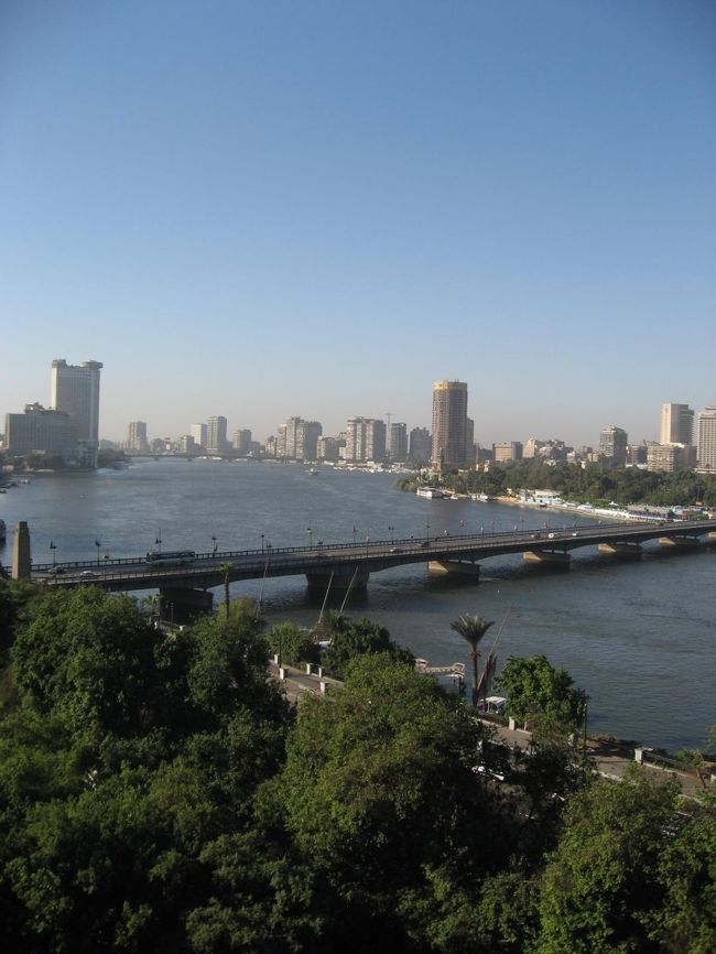 最終日に泊まったナイルホテル。<br />部屋はナイルビューでバルコニーもあるのですが、夜は車の排気ガスがとにかくすごく出られたもんではなかった。確かに夜景はきれいなのですが・・・。日中も車の騒音がうるさくバルコニーではゆっくりできない感じです。