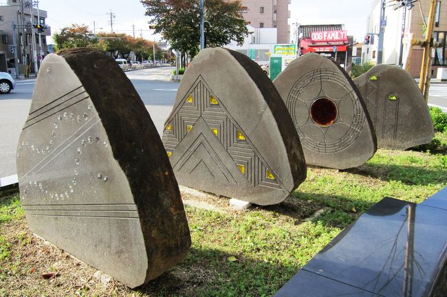 環状線と呼ばれている通りの街角光景です。交差点の植樹帯を利用したモニュメントがありました。