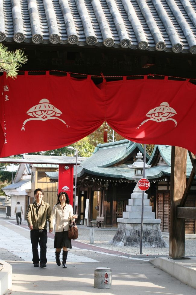 前方に笠寺観音の西の門が見えてきました。紋の入口には、笠寺観のシンボルマークの笠が染め抜かれた赤い暖簾がありました。