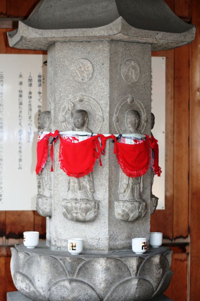 六地蔵様のアップ光景です。六角柱の各面にレリーフで彫り込まれたお地蔵様でした。六道とは、地獄道、餓鬼道、畜生道、修羅道、人間道と天道です。六地蔵とは、それぞれに現れて、衆生の苦しみを救う六体の地蔵菩薩とされます。