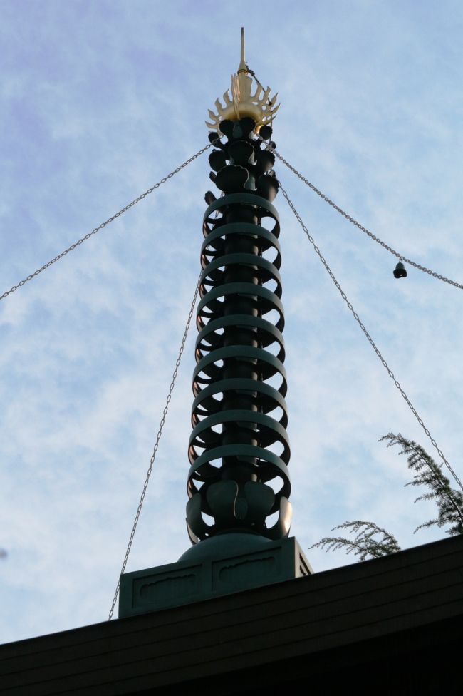 西側の入口から入って右手にあった多宝塔です。その相輪のズームアップ光景です。