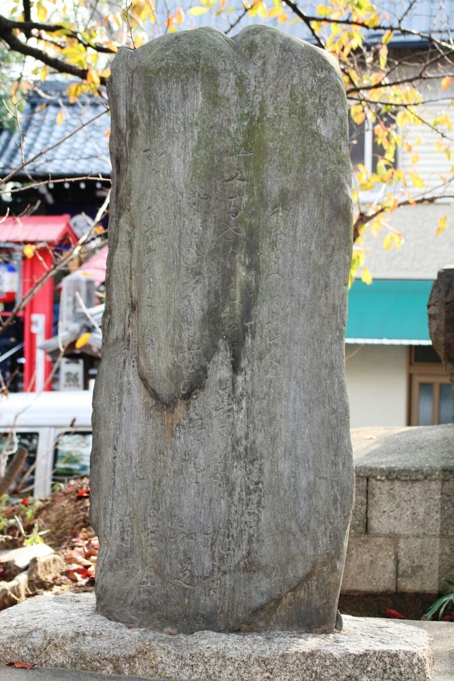 数多くの文字が刻まれていますが、判読できないほどに風化しています。連歌の句碑でしょうか。