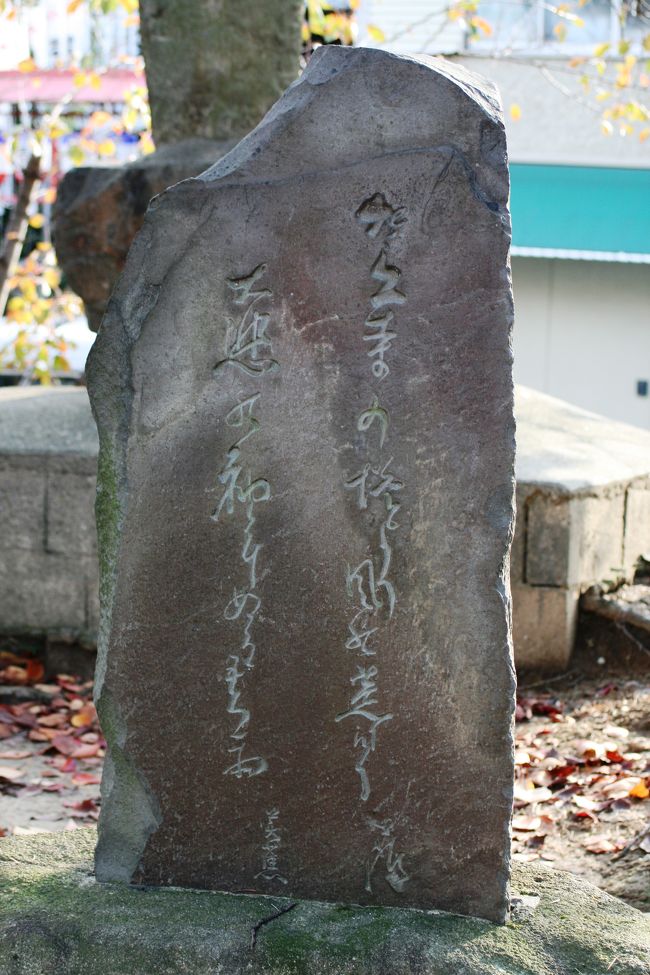 二句が刻まれた句碑です。文字の判読には時間がかかりそうです。左の句は『大・の初年めでて・・雨』らしい文字が拾い読みできます。