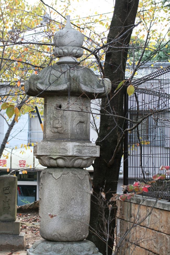 句碑の近くに建っていた石灯篭です。左手に小さな巴山碑が見えます。