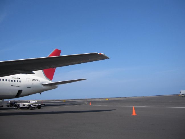 到着です〜〜<br /><br />今回はハワイ初日を楽しみたかったので<br />機内でいかに眠るかが課題でした(笑)<br /><br />なので今回の必殺アイテムは・・・・<br />『ナイトール』！<br />薬局で前もって買っておきました。<br /><br />おかげで熟睡とまでは行きませんでしたが<br />ほどほどに眠れて、すっきり！