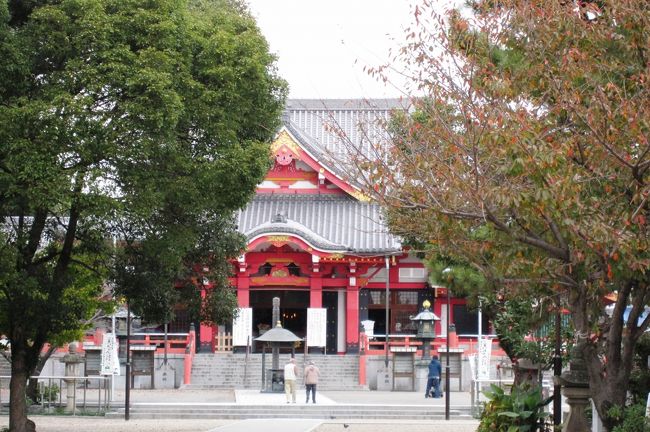 朱塗りの本堂の遠望です。読経の声が切れ目なく続いていました。梵語のようでした。