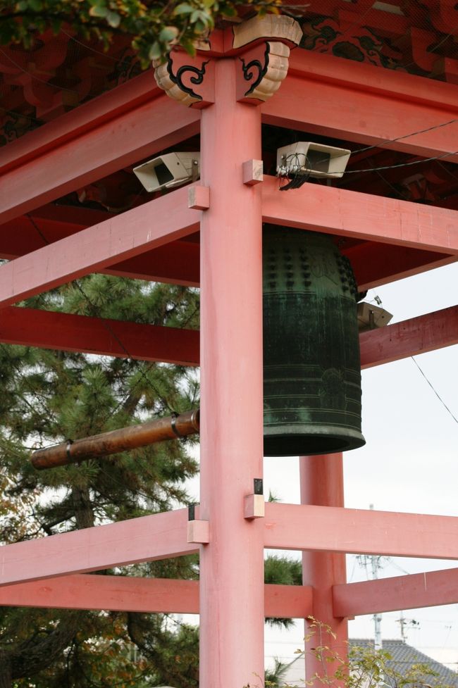 朱塗りの柱の鐘楼です。建物では仁王門と三重塔、それに東門が国の重要文化財に指定されています。この鐘楼は新しく、造りも見劣りしますが、梵鐘は『尾張三名鐘』に数えられています。