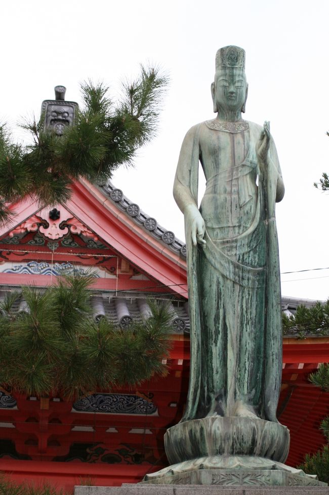 本堂をバックに建つ観音様です。甚目寺観音の正式な呼び方は、鳳凰山甚目寺ですが、愛称の方が広く使われています。