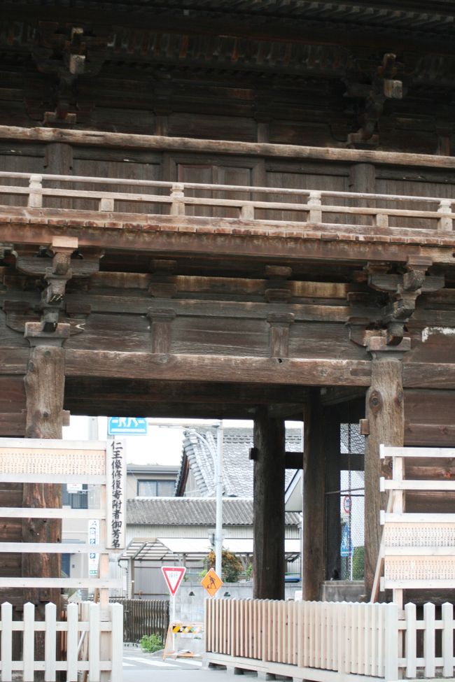 仁王門です。南大門とも呼ばれているようです。国の重要文化財の建物です。左右に仁王様がいました。阿形像と吽形像です。