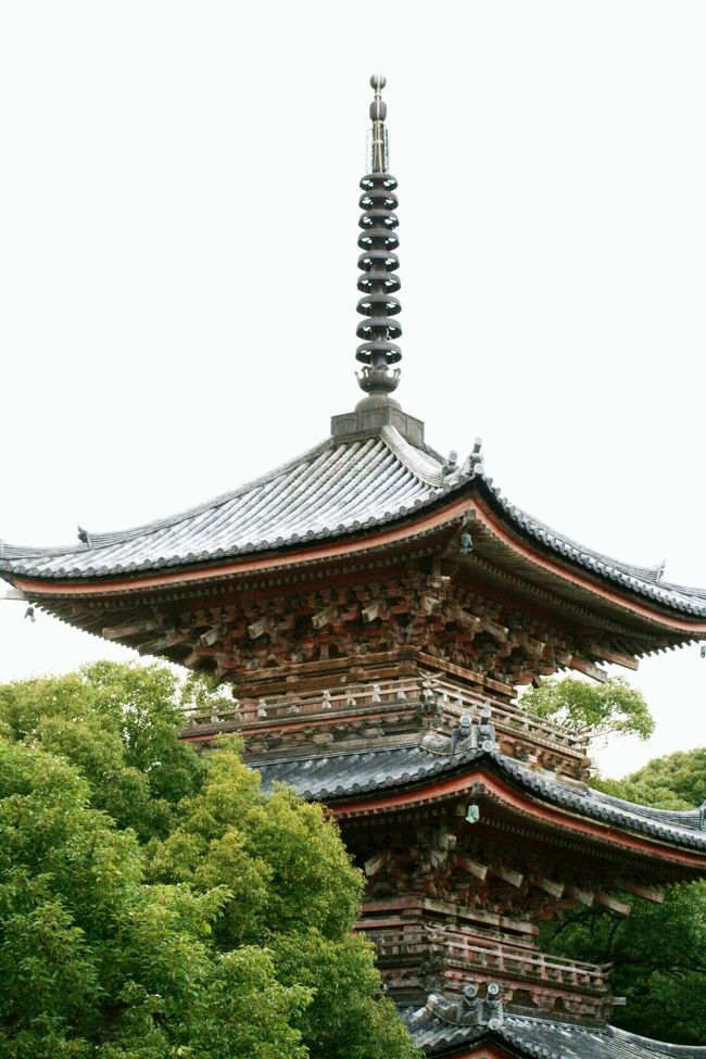 三重塔の二、三階部分です。それぞれの階に望楼もあり、堂々とした造りです。