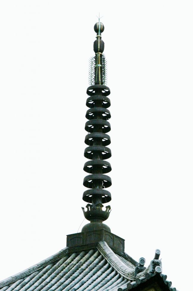 屋根飾りの九輪や水煙等です。塔の高さは25メートルあります。古い三重塔としては、日本有数の高さです。