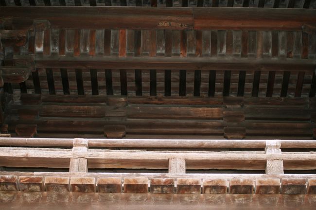 仁王門のアップ光景です。望楼のような造りです。甚目寺観音では最も古い建物とされます。建久7年(1196年)に再建されたものです。