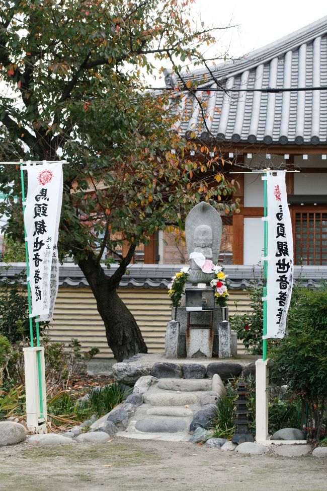 馬頭観世音菩薩の幟が両脇に建った石仏です。石仏の周りには、新しい菊の花が飾ってありました。