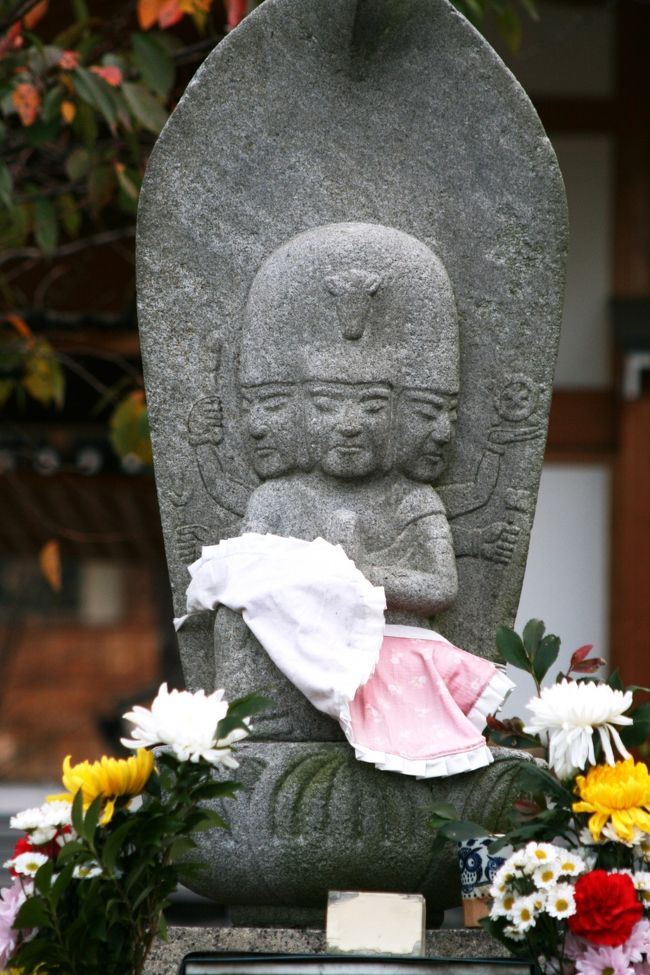 馬頭観世音菩薩像のアップ光景です。三方を向いた三つの顔がある像です。観音様としては珍しい、忿怒の姿をされます。