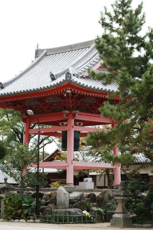 朱塗りの柱の鐘楼の全景です。石段の上に築かれていました。屋根が重たそうで、地震には弱そうな造りに見えます。