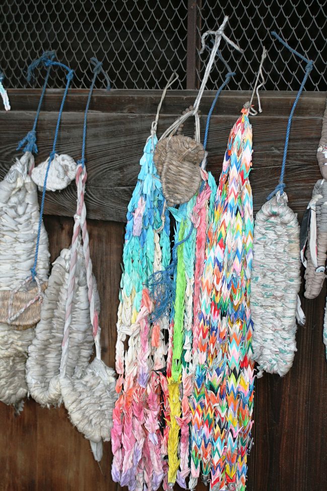 仁王門に飾ってあった草鞋や折り紙です。仁王門では良く見かける光景です。